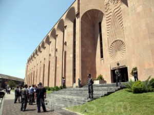 Երեւանի քաղաքապետարանի դիմաց ցուցարարներից երկուսը վարչական պատասխանատվության են