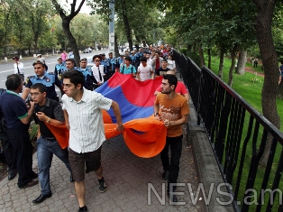 Protest march toward Armenian Presidential Residence kicks off