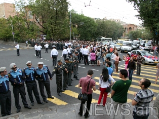 Police fail to make protestors walk on sidewalk