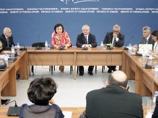 Министры иностранных дел и диаспоры Армении приняли представителей международных