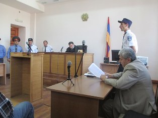 В ереванском суде начался процесс над политологом Аркадием Варданяном