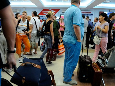 В аэропорту Сочи из-за непогоды более 800 пассажиров ждут вылета