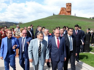 В Нагорном Карабахе торжественно открыли отреставрированный символ республики –
