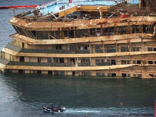 В лайнере Costa Concordia нашли останки тел погибших