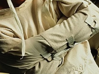 Британские супермаркеты извинились за продажу костюма психически больного