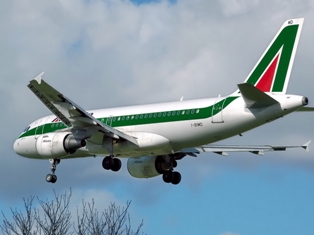 Самолет Alitalia в Риме приземлился на левую стойку шасси и правое крыло