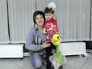 Девочка без рук управляет куклами-марионетками