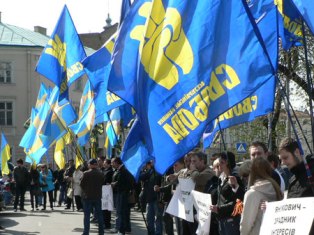 Во Львове Януковича встретили пикетом