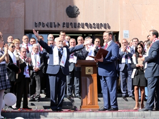 Երեւանի պատվավոր քաղաքացու կոչումներ Ալբերտ Մկրտչյանին, Լեւոն Իգիթյանին եւ Հրաչի