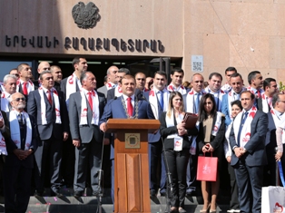 Շքեղ հանդիսության մեկնարկը տրվել է Երեւանի քաղաքապետարանի աշտարակի ժամացույցի՝ «
