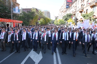 Տոնական քայլերթ՝ շուրջ 25 հազար երևանցիների մասնակցությամբ (ֆոտո)
