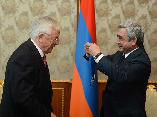 Президент Армении наградил Раймонда Паулса орденом Почета