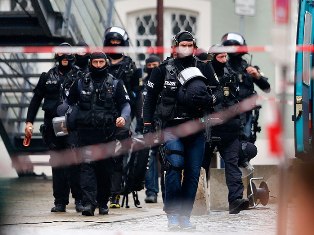 Вооруженный мужчина взял заложников в банке в Париже