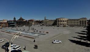 «Իրատես de facto». Գյումրիի քաղաքապետի թիկնապահները Քաղաքի օրվա հանդիսության ընթ