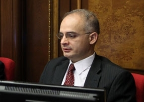 «Չորրորդ իշխանություն». Լեւոն Զուրաբյանը պահանջում է հետաքննել Հերմինե Նաղդալյան