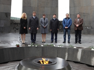 Делегация парламента Латвии посетила Цицернакаберд