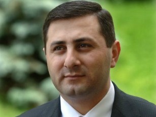 Խոցելի խմբերին տալիս են որքան հնարավոր է, իսկ պաշտոնյաների վարձատրության հիմքում