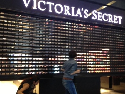 Էրդողանի անցնելու ժամանակ փակել են Victorias Secret խանութի ցուցափեղկերը