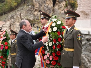 Президент НКР наградил воинов-освободителей села Аветараноц