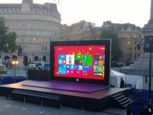 Пятиметровый планшет Microsoft украсил Трафальгарскую площадь