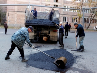 Շարունակվում են բակերի եւ միջբակային ճանապարհների փոսային նորոգման աշխատանքները