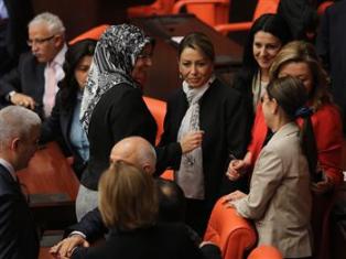 В турецком парламенте впервые за 14 лет появились депутаты в хиджабах