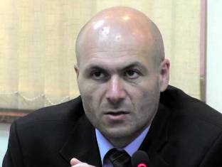 Ակտիվիստին համբուրած ոստիկանը շարունակում է աշխատել. «Նախախորհրդարան»