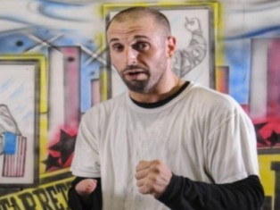 Безрукий боксер устроил драку с полицейскими в аэропорту Нью-Йорка