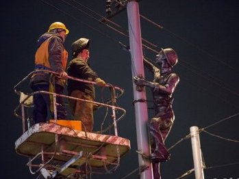 Էլեկտրասյան վրա էլեկտրիկի հուշարձան են տեղադրել