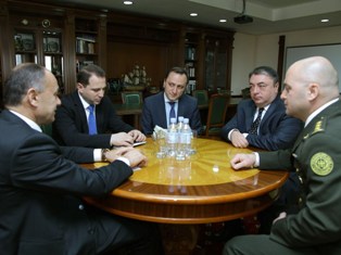 Министр обороны Армении и посол Грузии обсудили сотрудничество в военной сфере