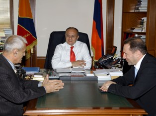 Armenian defense minister meets with well-known dissident writer