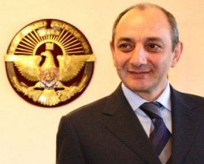 Ամերիկահայ բարերարին Արցախի մեդալով են պարգեւատրել