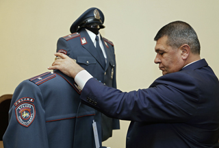 «Айкакан жаманак»: В чьи карманы утекают предназначенные на новое обмундирование