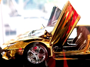 В Дубае выставлена на продажу золотая модель Lamborghini за $350000