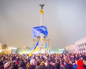 Украинцы вышли на митинг на Майдане из-за отказа властей от подписания СА