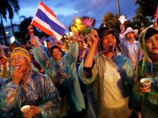 В Таиланде начался «мирный штурм» министерств