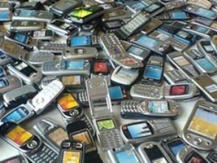 Прибывшие из Дубая братья пытались пронести полсотни контрабандных телефонов