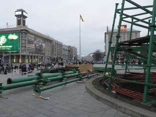 На месте Евромайдана в Киеве устанавливают новогоднюю елку