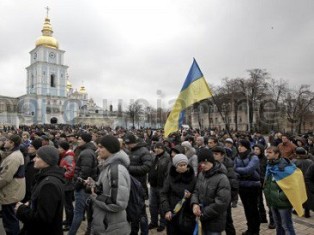 К митингующим на Михайловской площади Киева пришли послы европейских стран