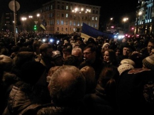 В Киеве на Михайловской площади расположились 40 тысяч митингующих