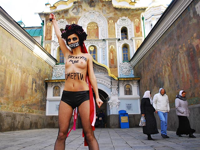 Активистка Femen обнажилась и осудила ночной разгон Евромайдана в Киеве