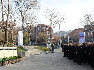President Sargsyan attends opening of monument in Yerevan (PHOTOS)