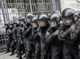 В Киев вводят дополнительные силы правопорядка