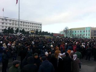 Киргизский ОМОН отбил атаку на областную администрацию в Оше