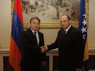 Դեսպան Ղալաչյանն իր հավատարմագրերն է հանձնել Բոսնիա եւ Հերցեգովինայի նախագահությ