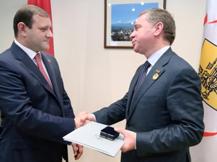 Yerevan mayor awards Moscow official with mayor’s gold medal