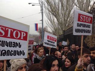 Протестующие против пенсионной реформы двинулись к резиденции президента Армении