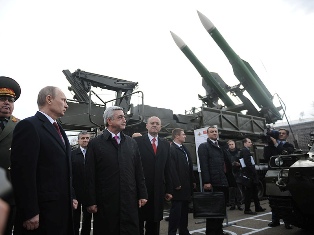 «EurasiaNet»: Армяне протестуют против Путина – но не против его военной помощи