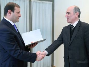 Երեւանի քաղաքապետը նոր բնակարանի բանալիներ է հանձնել ՀՀ արվեստի վաստակավոր գործչ