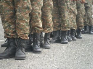 ՊՆ-ն նորակոչիկների ծնողներին հորդորում է չհավատալ բախտախնդիրներին